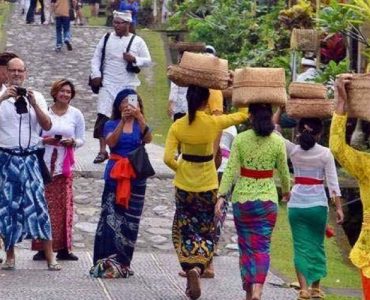 Kunjungan Wisatawan Asing ke Pura Besakih Meningkat 300%