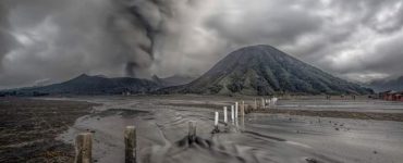 Meski Terus Erupsi, Gunung Bromo Tetap Aman untuk Dikunjungi