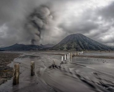 Meski Terus Erupsi, Gunung Bromo Tetap Aman untuk Dikunjungi