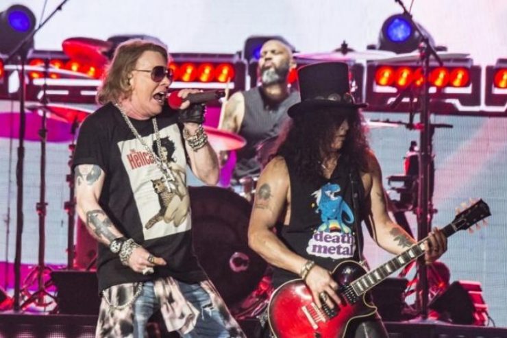 Hujan Rintik-rintik Akhiri Konser Penampilan Guns N' Roses