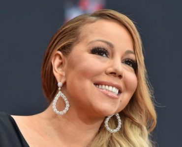 Mariah Carey Dibujuk Kenakan Batik Saat Konsernya di Borobudur