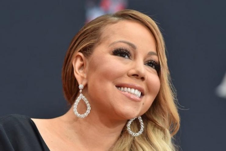 Mariah Carey Dibujuk Kenakan Batik Saat Konsernya di Borobudur